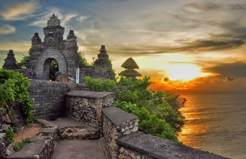 Balayı için Bali'yi Tercih Edenlere Gezilecek 13 Yer Tavsiyesi 11 Uluwatu Plajı, Bali Adası
